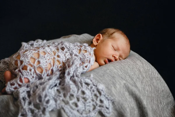 Niño recién nacido durmiendo en la almohada bajo el interior de punto a cuadros. Lindo y bonito. Cuidado en el hogar y acogedor. Maternidad —  Fotos de Stock