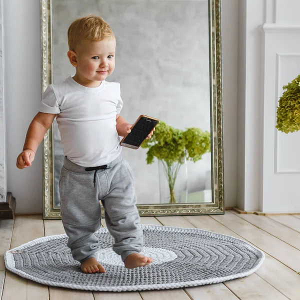 Niño Pequeño Trenzando Con Teléfono Carpeet Punto Interior Del Piso —  Fotos de Stock