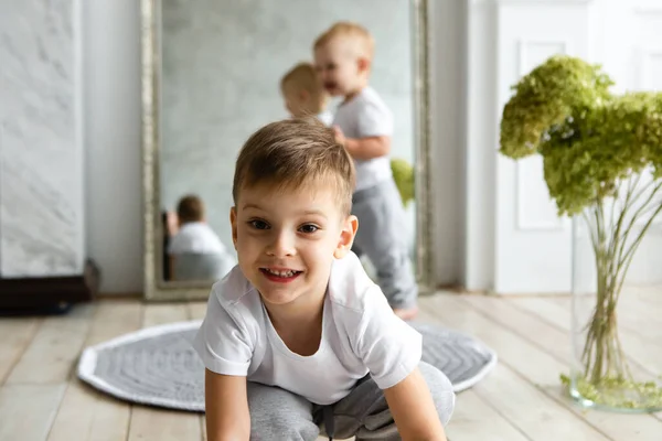 Küçük Çocuk Ahşap Zeminde Örgü Örüp Gülümsüyor Kısımda Örgü Tarzı — Stok fotoğraf