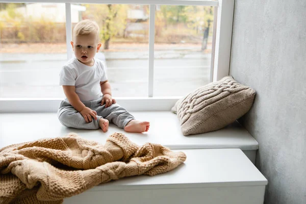 Niño Pequeño Sentado Alféizar Ventana Interior Otoño Otoño Estilo Punto —  Fotos de Stock