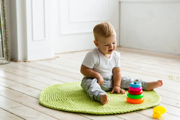 Niño Pequeño Trenzado Con Pirámide Juguete Carpeet Punto Interior Del —  Fotos de Stock