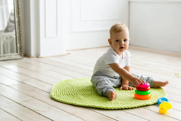 Niño Pequeño Trenzado Con Pirámide Juguete Carpeet Punto Interior Del —  Fotos de Stock