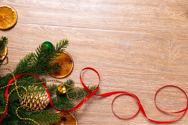 Konili Xmas afişi, portakallar, bant, boncuklar ve tahta arka planda Noel ağacı. Kopyalama. Yeni yılın en üst görünümü.