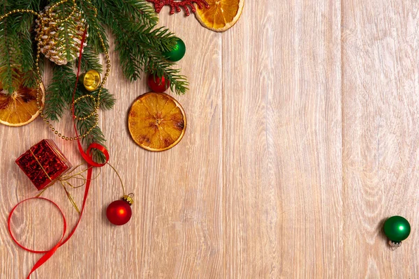 Konili Xmas pankartı, hediye kutusu, portakal, bant, boncuklar ve tahta arka planda Noel ağacı. Kopyalama. Yeni yılın en üst görünümü.