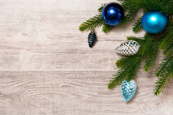 Külahlı Xmas pankartı, bant ve beyaz ahşap arka planda Noel ağacı. Kopyalama. Yeni yılın en üst görünümü.