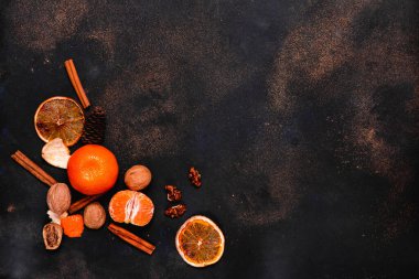 Noel tebrik kartı, portakallar, mandalina, fındık ve tarçınlı çubuklarla süslenmiş. Metin üstü görünümü için boşluğu olan yeni yıl illüstrasyonu.