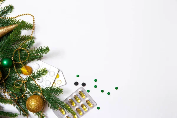 Xmas süslemeli tıbbi afiş ve beyaz arka planda haplar. Boşluğu kopyala, tıp tebrik kartı, üst görünüm.