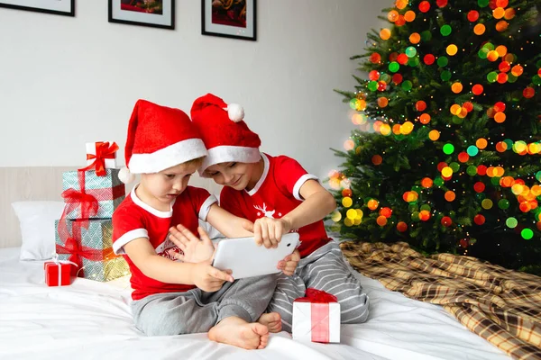 Kerst Activiteit Indoor Nieuwjaar Online Groeten Vergaderingen Twee Jongens Kerstmutsen — Stockfoto