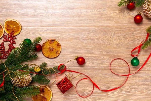 Konili Xmas pankartı, hediye kutusu, portakal, bant, boncuklar ve tahta arka planda Noel ağacı. Kopyalama. Yeni yılın en üst görünümü.