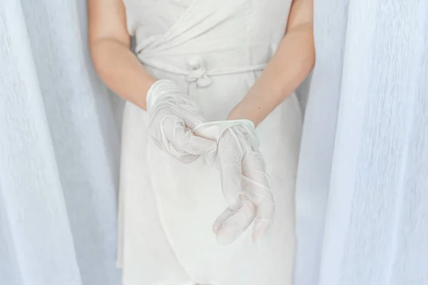 Фото Девушка Снимает Белые Перчатки Белом Фоне — стоковое фото