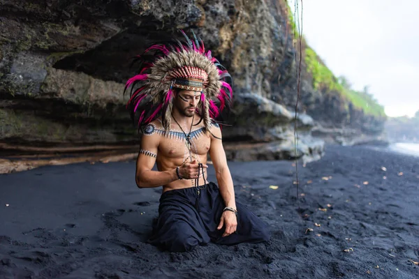 Joven Guapo Valiente Hombre Europeo Con Dibujos Cuerpo Sienta Fondo — Foto de Stock