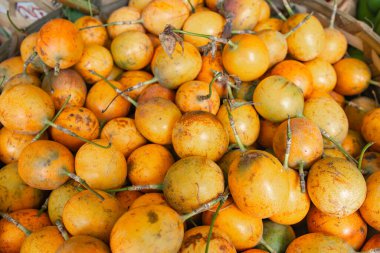 Meyvelerde tutku meyvesi ve asi 'de sebze pazarı