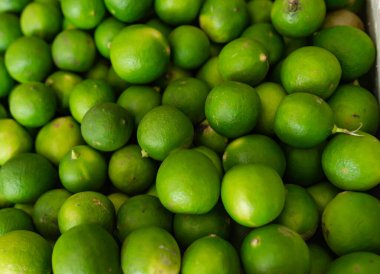 Si 'deki meyve ve sebze pazarında yeşil limon