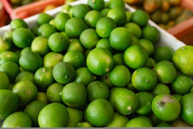 Si 'deki meyve ve sebze pazarında yeşil limon