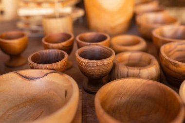 Tahta bir kasede küçük tahta kaşıklar. Kahverengi sıcak renk. Sıfır batı.