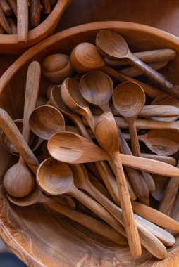 Tahta bir kasede küçük tahta kaşıklar. Kahverengi sıcak renk. Sıfır batı.