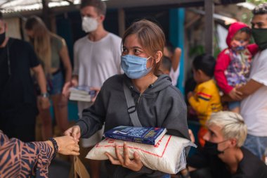 Benoa, Kuta, Kabupaten Badung, Bali, Endonezya - 8 Temmuz 2020: Endonezya 'da maskeli insanların olduğu küçük bir köyün videosu