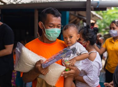 Benoa, Kuta, Kabupaten Badung, Bali, Endonezya - 8 Temmuz 2020: Endonezya 'da maskeli insanların olduğu küçük bir köyün videosu