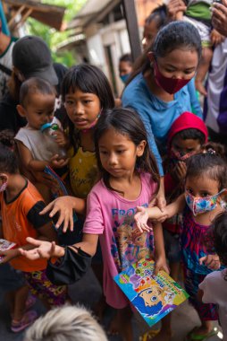 Benoa, Kuta, Kabupaten Badung, Bali, Endonezya - 8 Temmuz 2020: Endonezya 'da maskeli insanların olduğu küçük bir köyün videosu