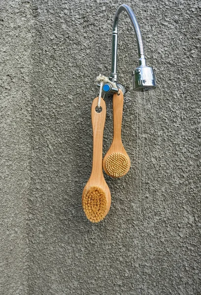 Doğal kıllı ahşap fırçalar beton gri arka planda ağırdır. Sıfır atık