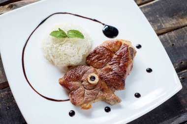 Pirinçli kuzu eti, baharatlı fırın, yakın plan, üst yaşam