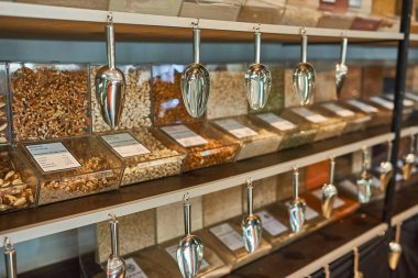 Çevre dostu sıfır atık dükkanı. Sürdürülebilir plastik markette mısır gevreği, fındık ve tahıl dağıtıcıları. Biyolojik organik gıda. Küçük yerel işletmelerden alışveriş. Yeni trend alternatif alımı