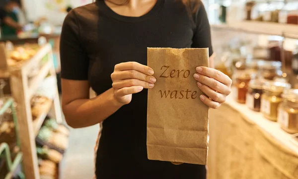Kızın elleri plastik olmayan bir dükkanda üzerinde 