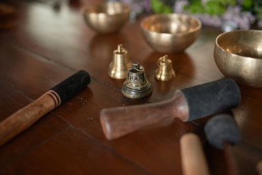 Dünya çapında meditasyon, müzik, rahatlama ve kişisel refah için kullanılan şarkı kaseleri (ayrıca Sound Bowl, Tibet Şarkı Kaseleri, Rin gongs, Himalaya Bowls ve Suzu Gongs olarak da bilinir)