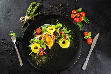 Meyve, sebze ve et ile taze salata