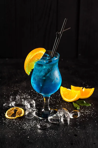Свіжий Синій Коктейль Апельсином Льодом Чорному Тлі — стокове фото