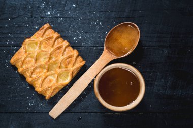 Tatlı çörekler ve siyah ahşap baclground tatlım. Üstten görünüm. Kopya alanı