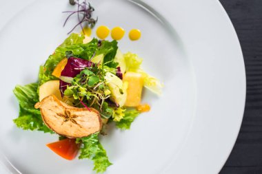 ahşap zemin üzerinde sebze salatası