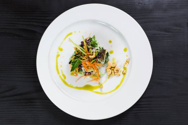 Fındık ve sebze salatası