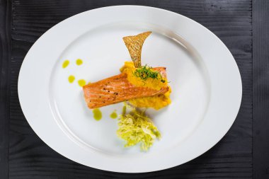 Ahşap baclground soslu somon balık parçası