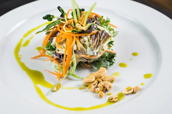 Fındık ve sebze salatası