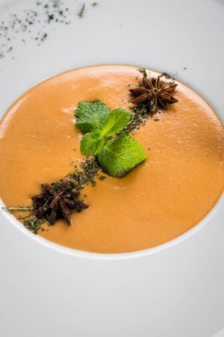 Ahşap arka plan üzerinde krem mercimek çorbası