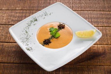 Ahşap arka plan üzerinde krem mercimek çorbası