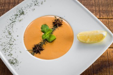 Ahşap arka plan üzerinde krem mercimek çorbası