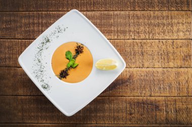 Ahşap arka plan üzerinde krem mercimek çorbası