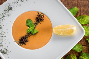 Ahşap arka plan üzerinde krem mercimek çorbası