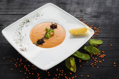 Ahşap arka plan üzerinde krem mercimek çorbası