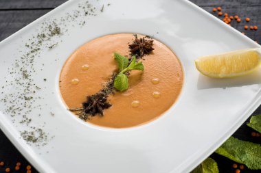 Ahşap arka plan üzerinde krem mercimek çorbası