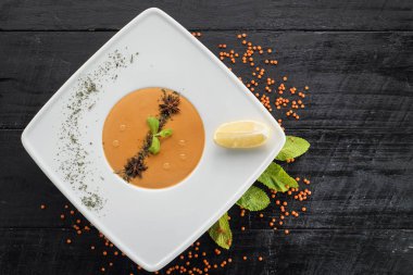 Ahşap arka plan üzerinde krem mercimek çorbası