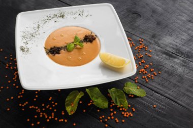 Ahşap arka plan üzerinde krem mercimek çorbası