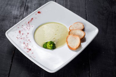 Ahşap arka plan üzerinde krem mercimek çorbası