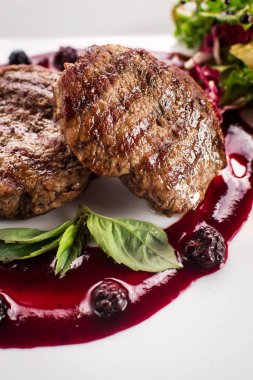 Ahşap arka plan üzerinde raspberrie soslu et biftek ızgara