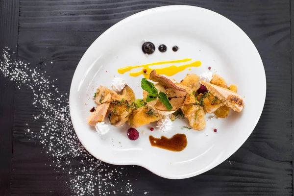 tatlı meyve ahşap arka plan üzerinde dondurmayla