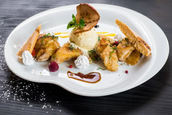 tatlı meyve ahşap arka plan üzerinde dondurmayla