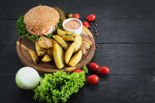 Ahşap tahta üzerinde kızarmış patates ile lezzetli burger