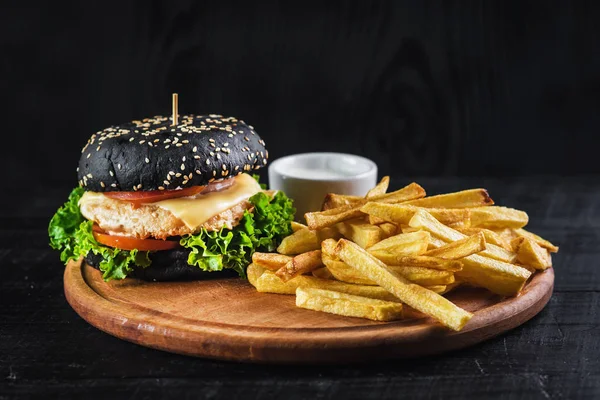 Frenck kişiler üzerine ahşap tahta ile siyah topuz dan lezzetli burger